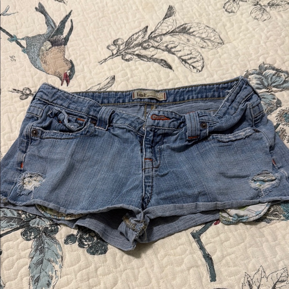 lei Blue Boyfriend Jeans with Distressed Details and Relaxed Fit
